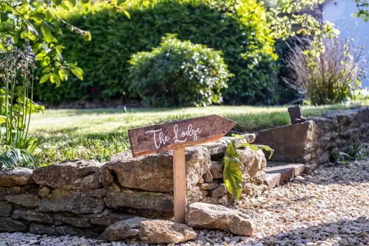 The Lodge - A Tranquil Escape Atworth Exteriör bild
