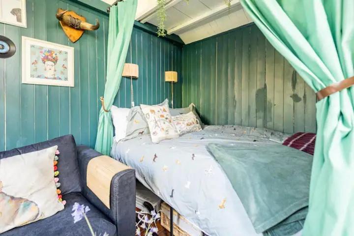 The Lodge - A Tranquil Escape Atworth Exteriör bild